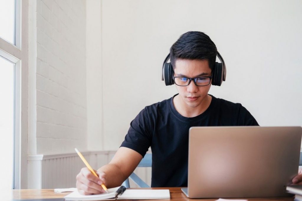 Secondary-Chinese-Tutor-Practicing-LIstening-Comprehension