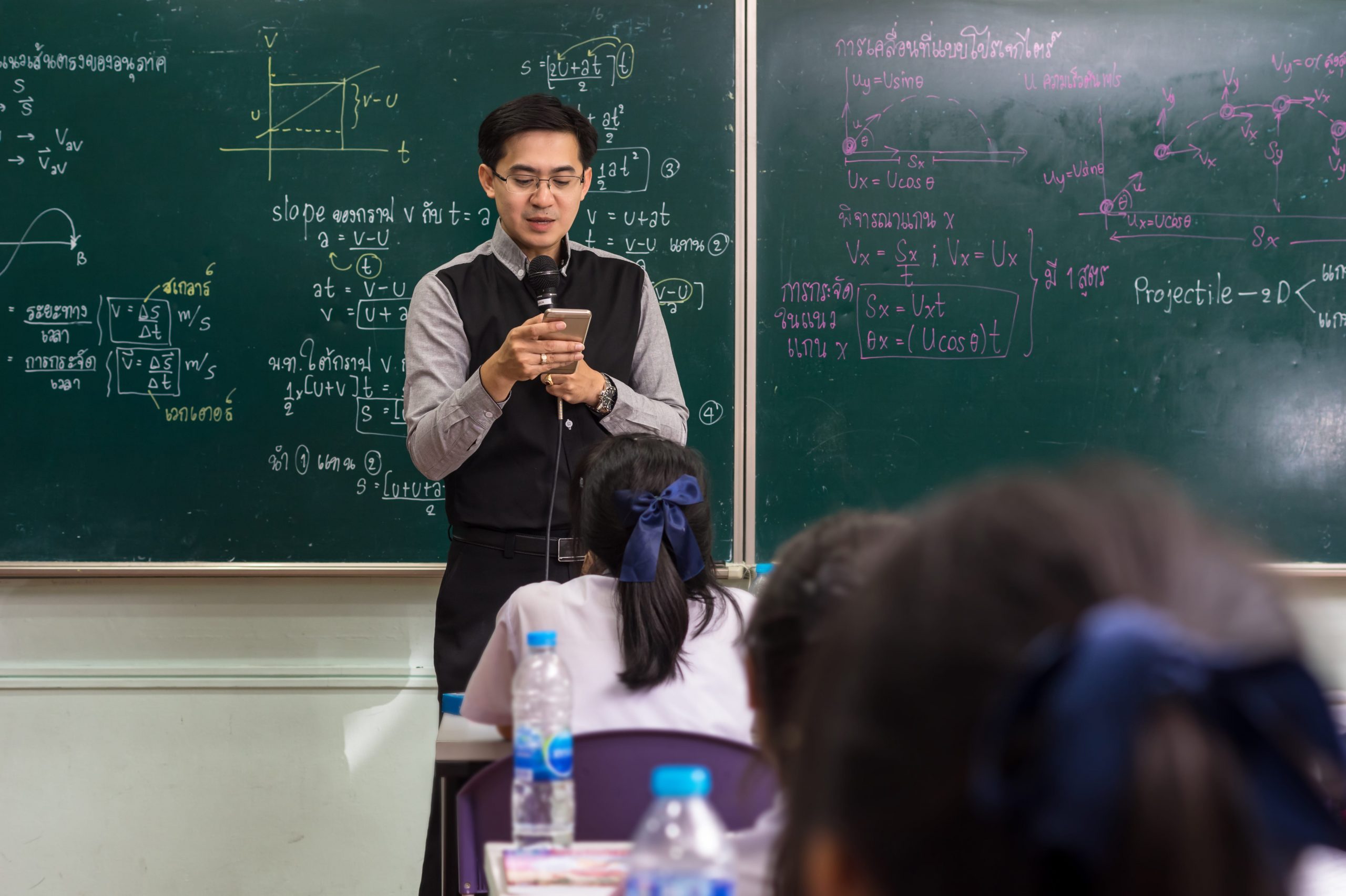 tutor-teaching-during-physics-tuition